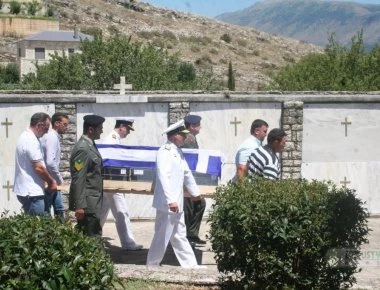 Σκηνές υπέρτατης συγκίνησης: Στην τελευταία τους κατοικία 100 Έλληνες πεσόντες του Αλβανικού Μετώπου